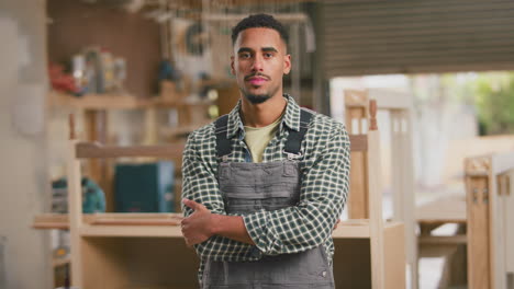 retrato de un aprendiz masculino serio que trabaja como carpintero en un taller de muebles