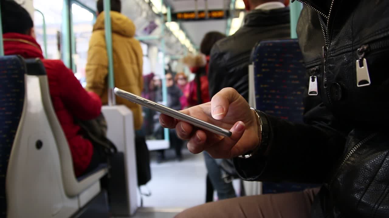 지하철 안에서 스마트폰을 사용하는 것