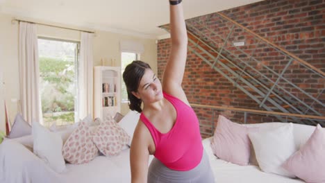 vlogger caucásica mujer haciendo ejercicio en casa