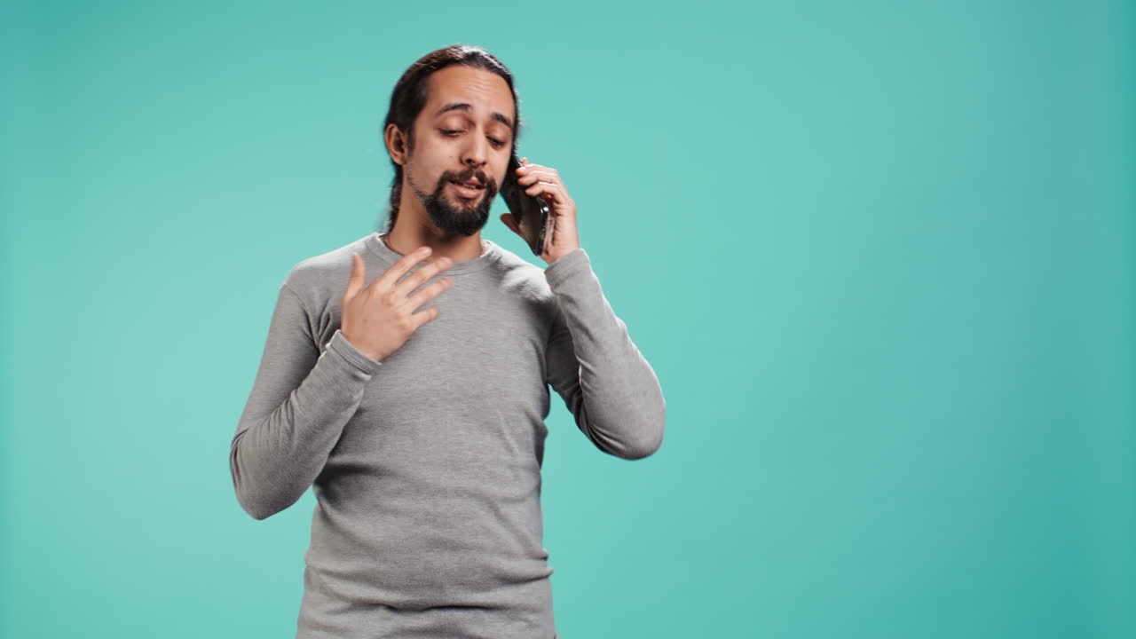 persona alegre que se siente positiva después de recibir buenas noticias durante una llamada telefónica