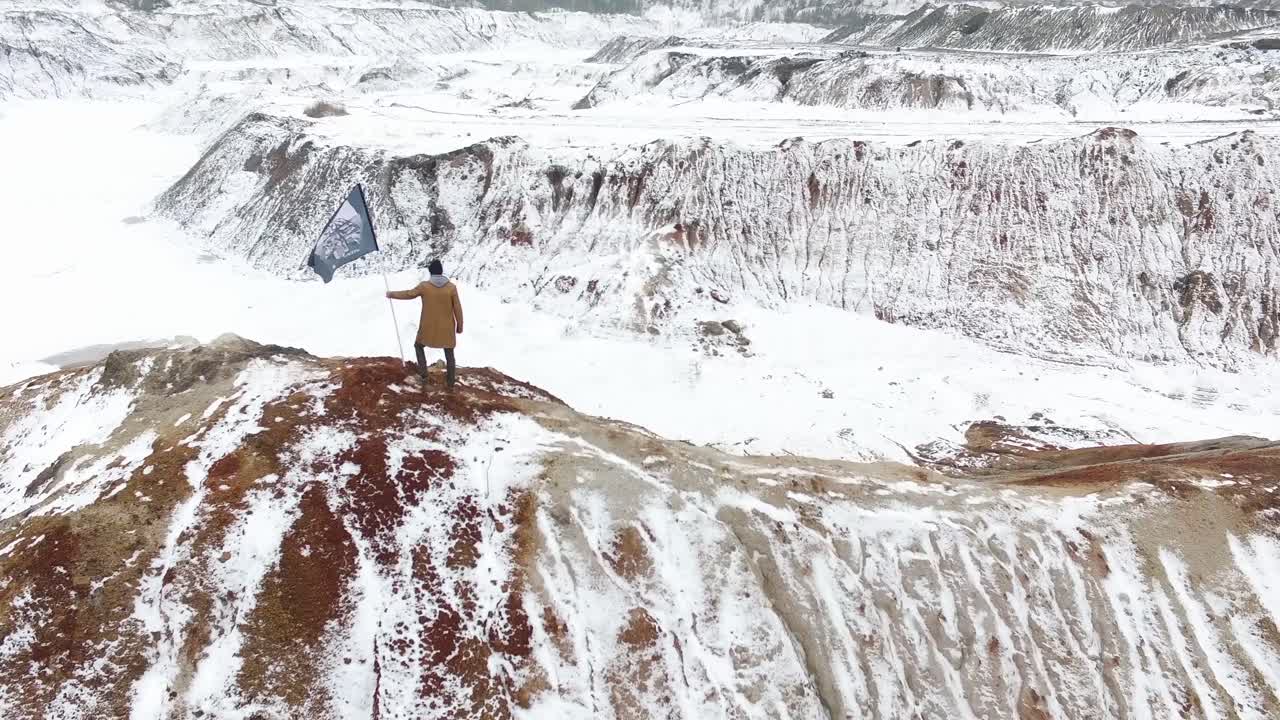 눈이 쌓인 광산에서 겨울 모험