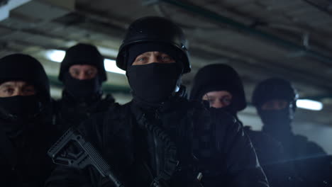 Fuerzas-Policiales-Con-Rifles-Mirando-A-La-Cámara.-Equipo-SWAT-Posando-En-El-Edificio.