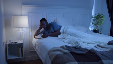 joven en la cama