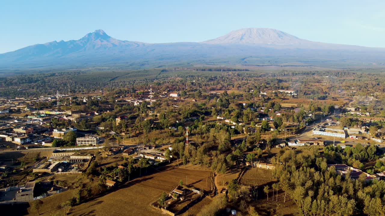 태양이 뜨는 케냐의 풍경과 마을, 킬리만자로와  ⁇ 보셀리 국립공원 - 추적, 드론 항공 사진