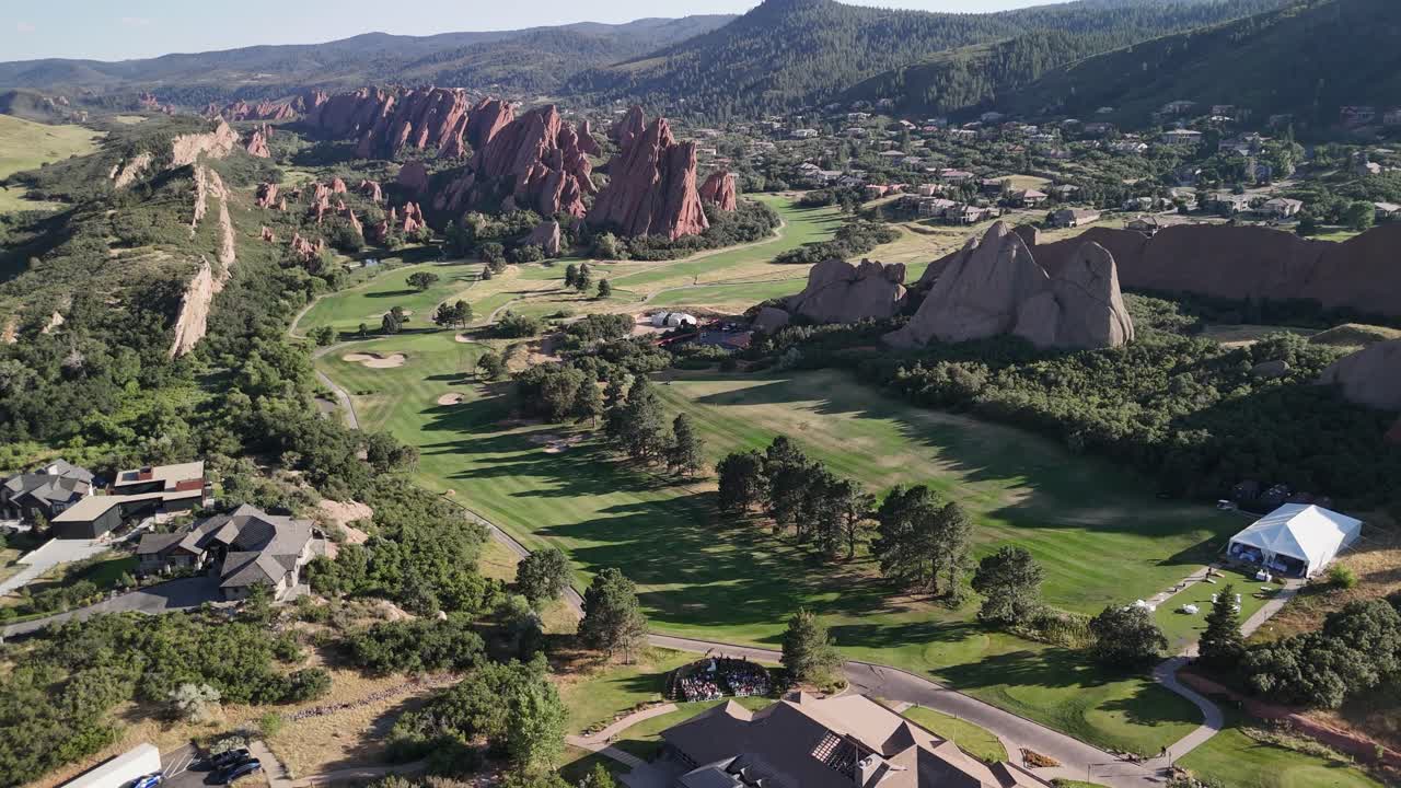 아로헤드 골프 클럽 (arrowhead golf club) 의 아름다운 자연 풍경