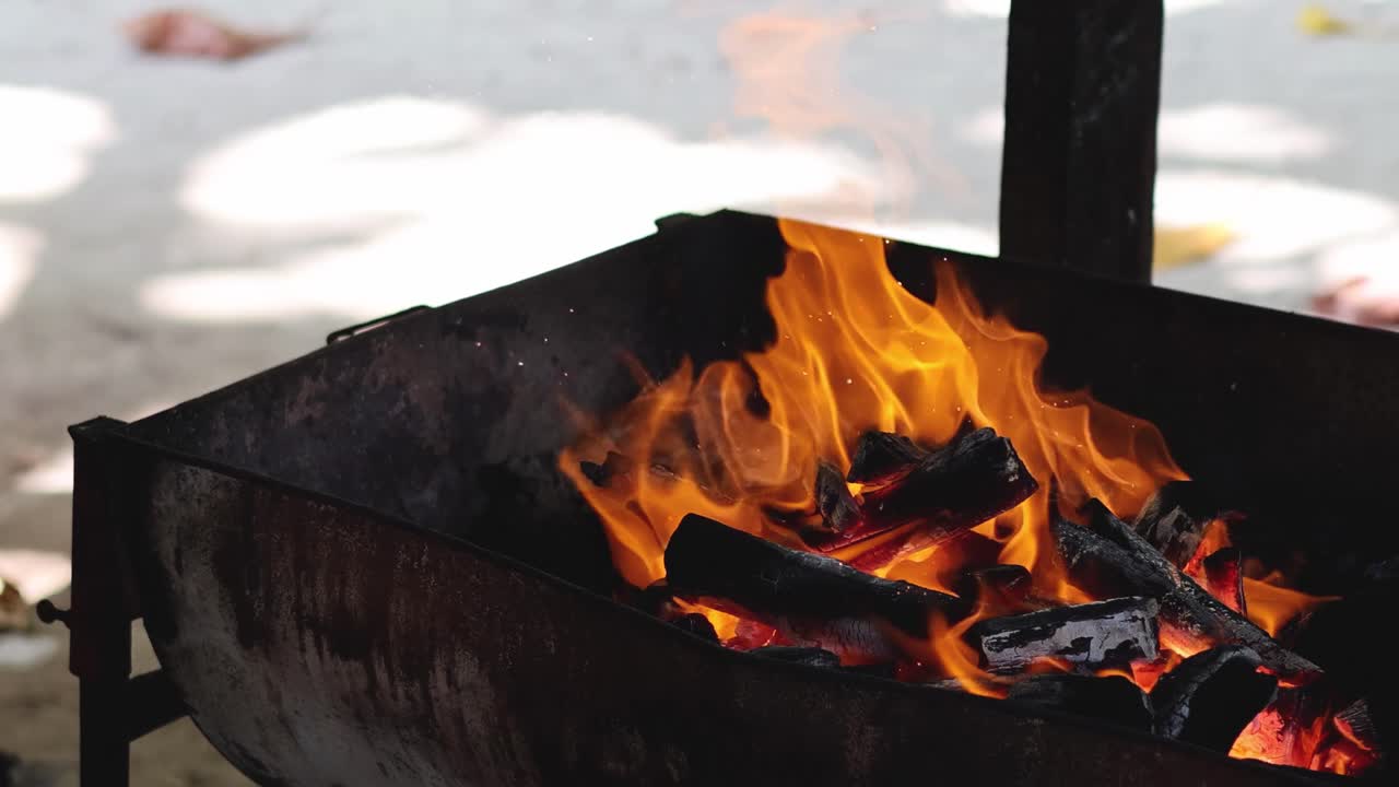 석탄 바베큐 그릴 에 불꽃 이 박이는 것