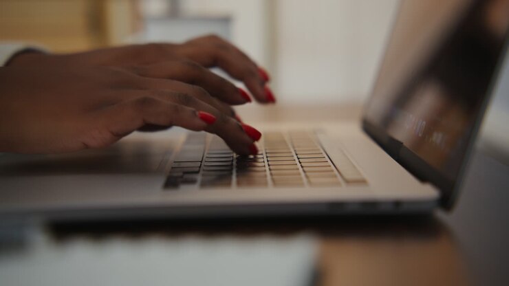 Frau tippt auf Laptop