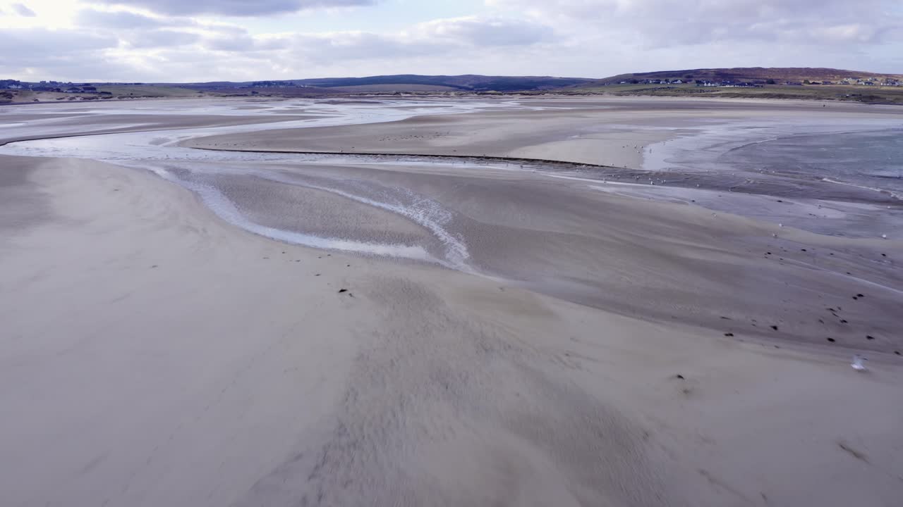 disparo de drones de bajo vuelo de aves marinas en la playa de gress en las hébridas exteriores de escocia