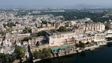 Toma-Aérea-Del-Palacio-De-La-Ciudad-De-Udaipur,-Rajasthan,-India