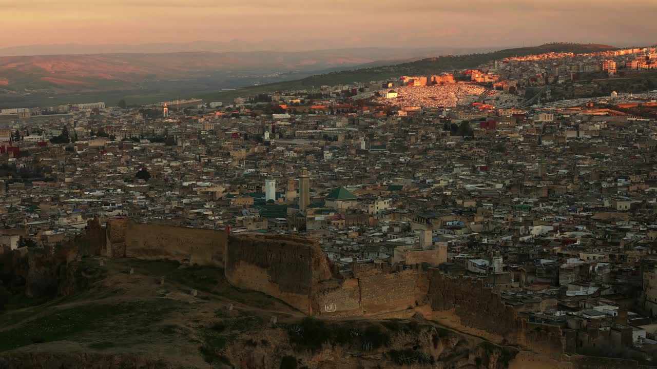 vista aérea de medina en fes al atardecer, en marruecos