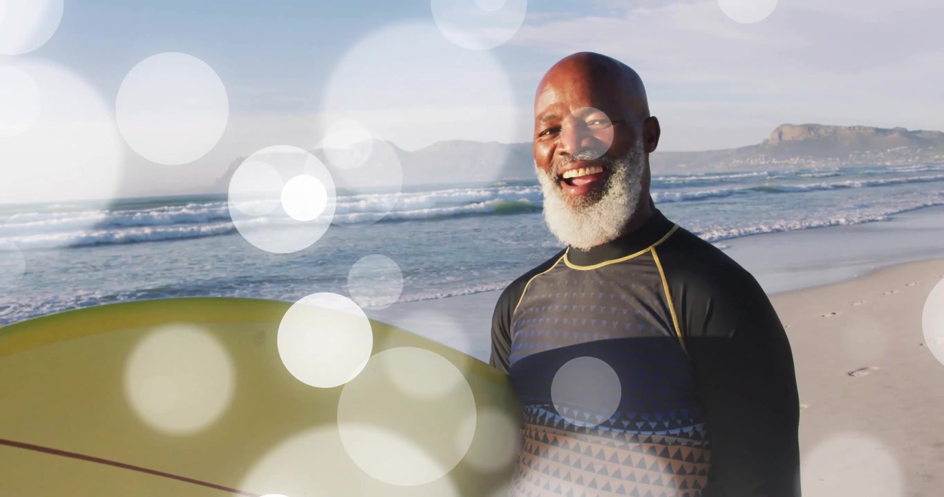 Surfeur redressant sa planche de surf pour une meilleure prise sur une plage au lever du soleil, avec des cercles de bokeh descendant.