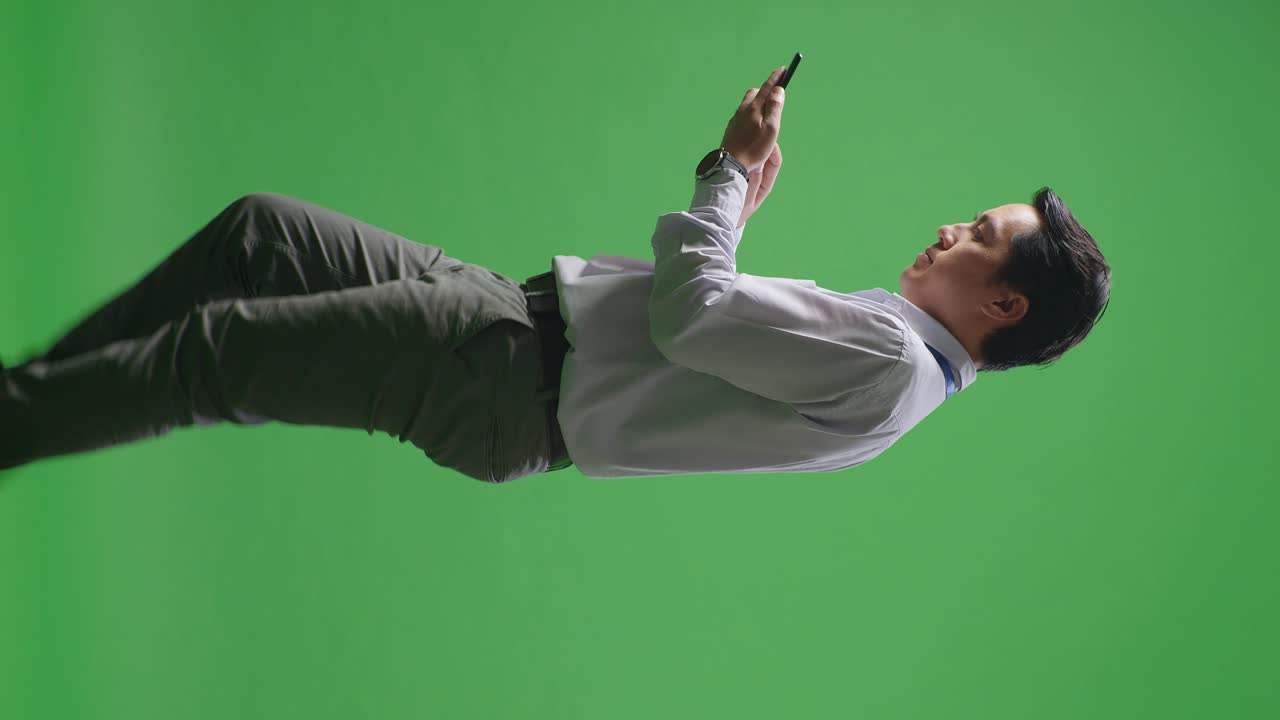 녹색 화면에서 스마트폰을 사용하는 사업가