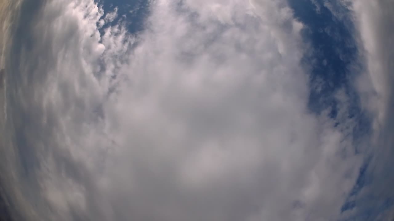 cielo azul y capa de nubes moviéndose en una hermosa tarde soleada