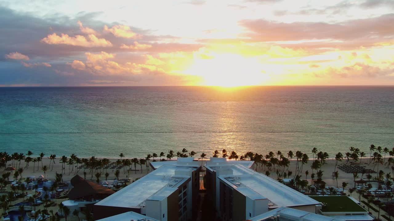 puesta de sol tropical, amanecer sobre vacaciones de lujo y resort de vacaciones, vista aérea del hotel con piscina y zona de playa con palmeras y océano azul