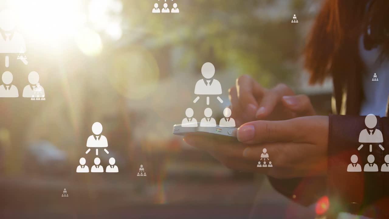 animación de iconos de usuario sobre las manos de una mujer caucásica que usa un teléfono inteligente en la ciudad