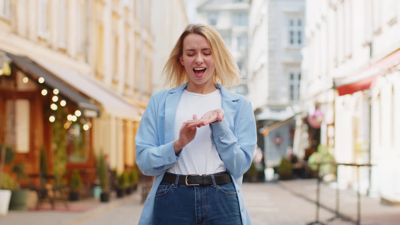 도시 거리에서 미소 짓는 젊은 여성
