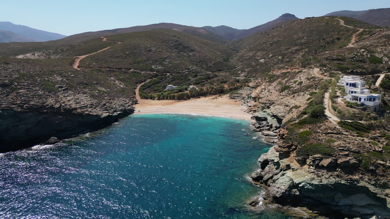 Video aereo con drone dall'iconica spiaggia sabbiosa di Andros, Cicladi, Grecia