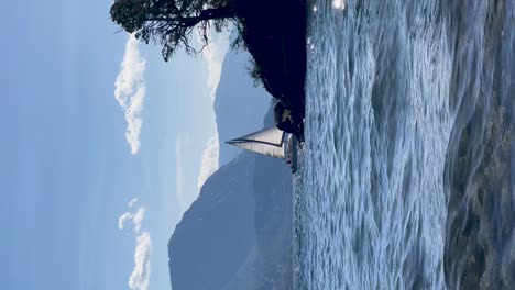 Segelboot-Gleitet-Auf-Einem-Ruhigen-See-Mit-Bergen-In-Der-Argentinischen-Patagonien