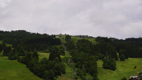 Weitwinkel-Zeitraffer-Eines-Skilifts-In-Saalbach-Hinterglemm,-Österreich