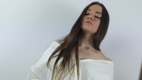 mujer caucásica joven pensativa mirando en el espejo
