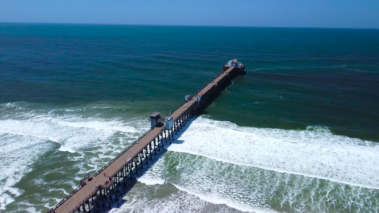 impulso de avance del muelle junto al océano y una inclinación lenta hacia abajo