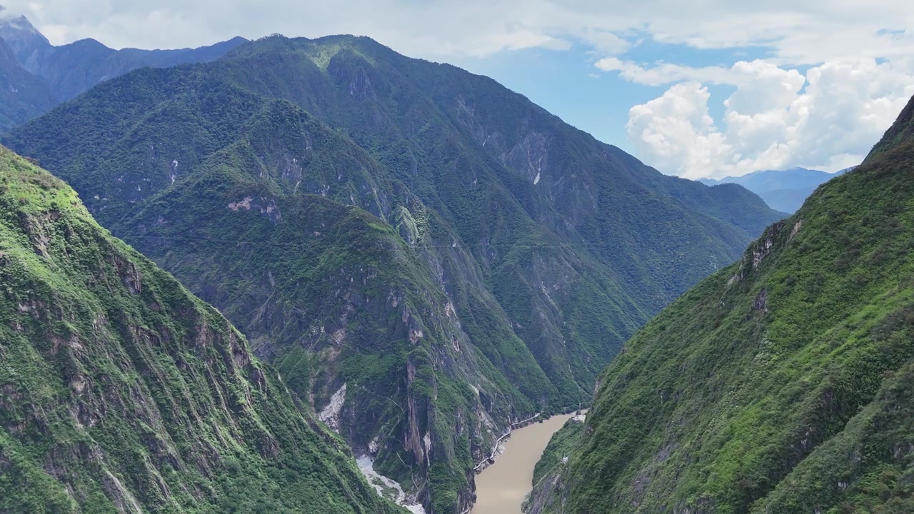 Slyngende flod, der strømmer gennem Tiger Leaping Gorge bjergkløft, drone-tilt op.