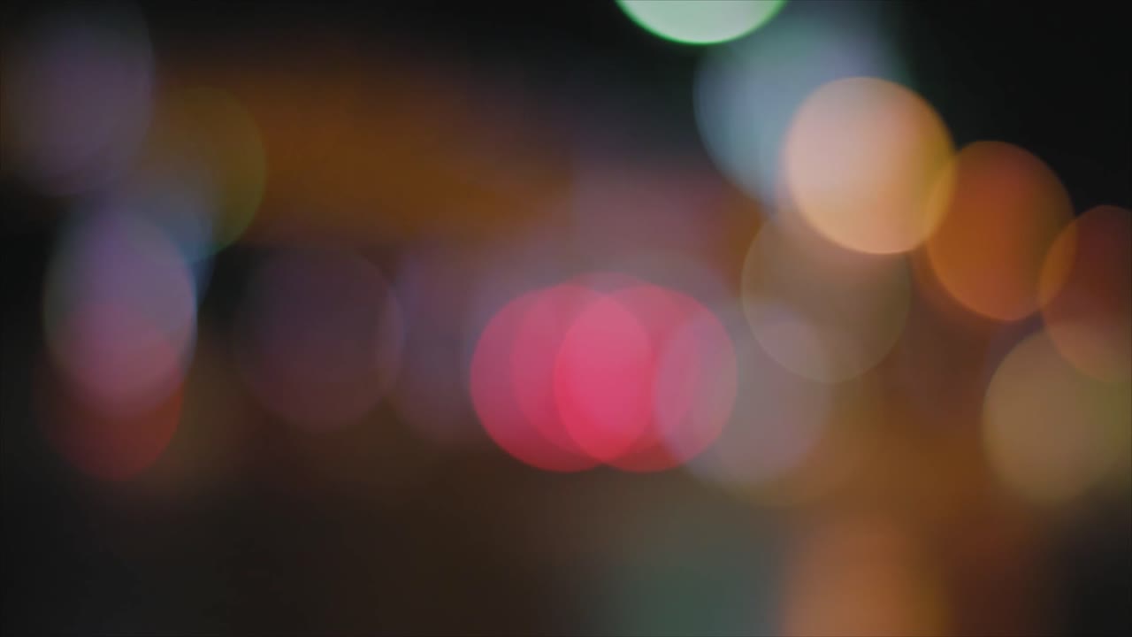 Luci bokeh colorate scintillanti di notte