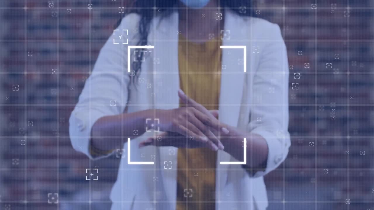 animación del procesamiento de datos sobre una mujer de negocios desinfectando las manos