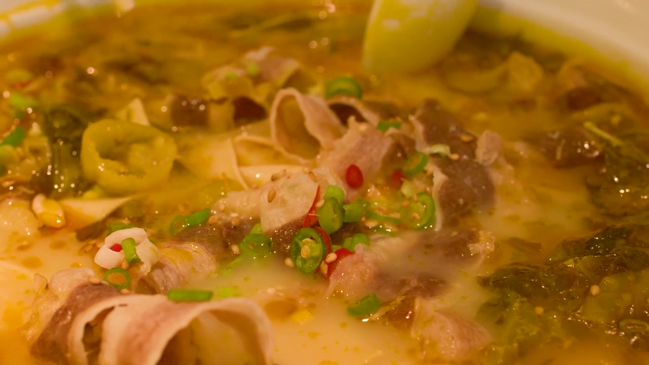 Primo piano di zuppa tradizionale cinese di manzo e verdure sottaceto