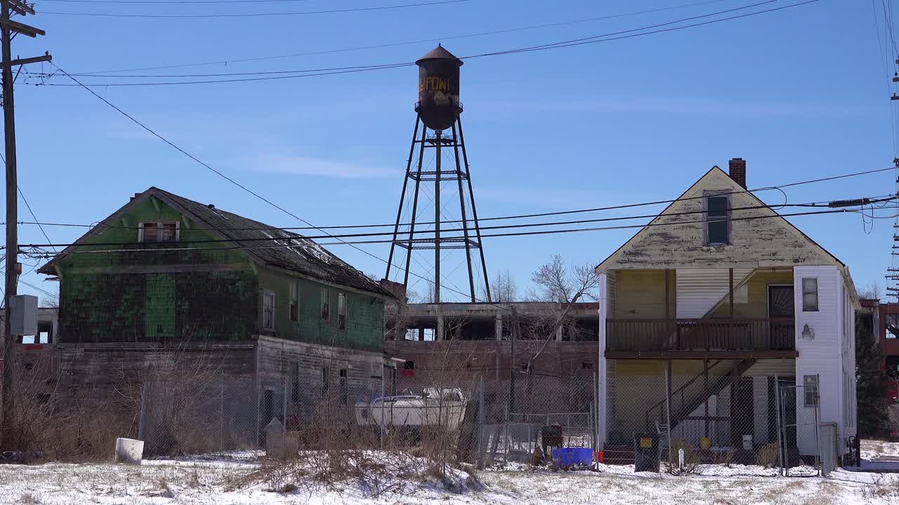 디트로이트 미시간 다운타운 1의 빈민가 구역에 있는 오래된 버려진 집과 버려진 공장