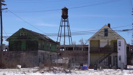 Alte-Verlassene-Häuser-Und-Verlassene-Fabriken-In-Einem-Ghetto-Abschnitt-Der-Innenstadt-Von-Detroit-Michigan-1