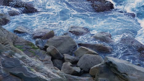 Salpicando-Olas-A-Través-De-Grandes-Rocas-En-El-Acantilado-Costero-Durante-El-Verano