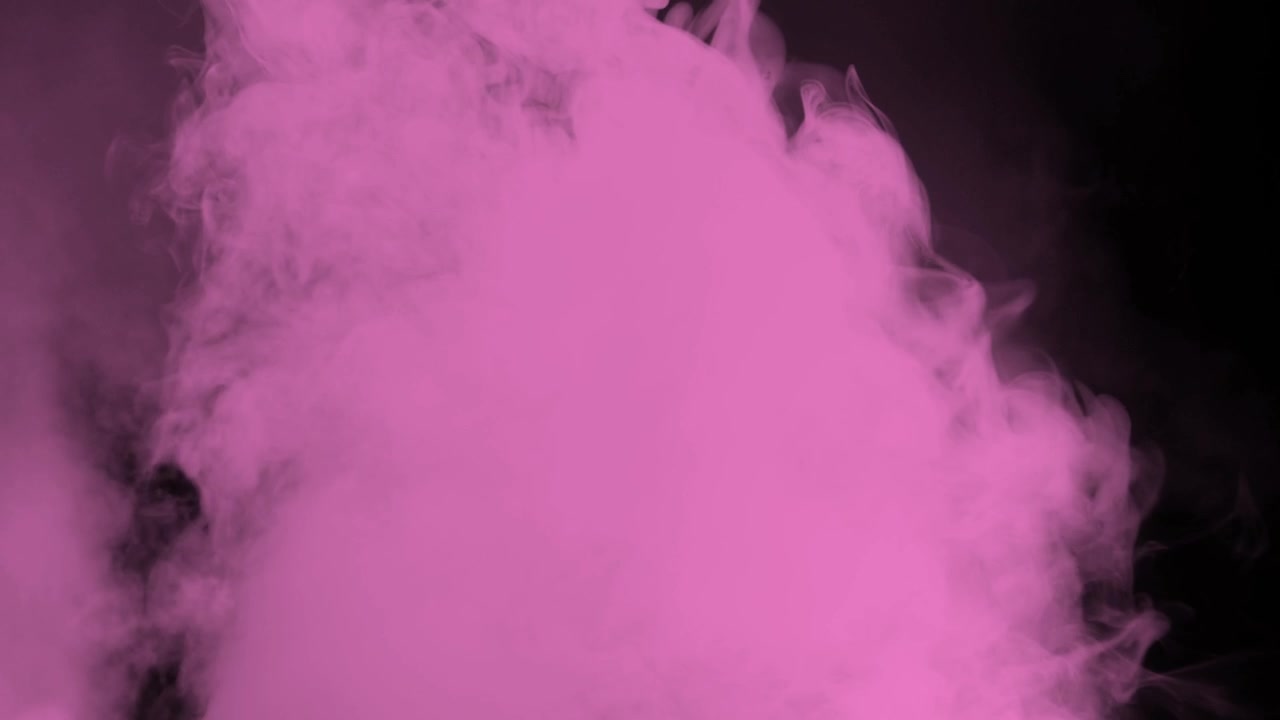 Fumo rosa tenue e basso che sale delicatamente lungo la parte inferiore di uno sfondo nero.