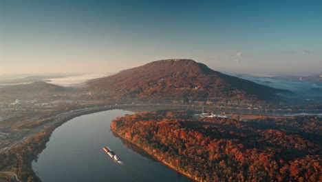 timelapse aéreo de la montaña mirador y el río tennessee con una barcaza