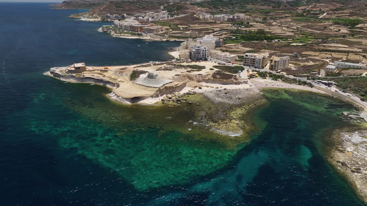 북쪽 해안선을 비행하는 느린 드론 영상