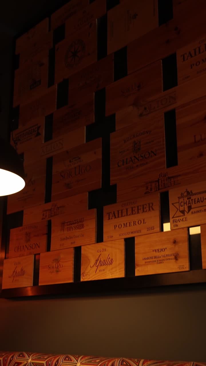 Espositore da parete con cassa di vino