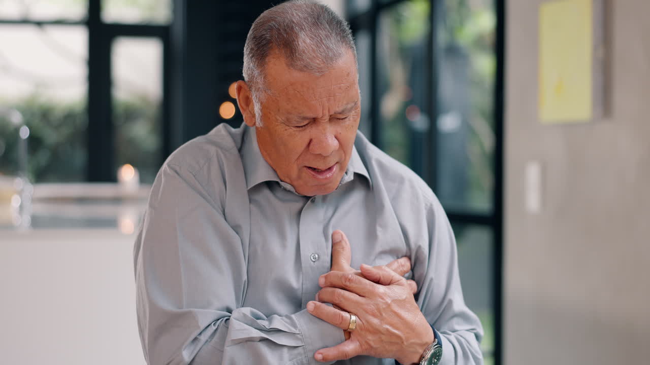 hombre anciano con dolor en el pecho