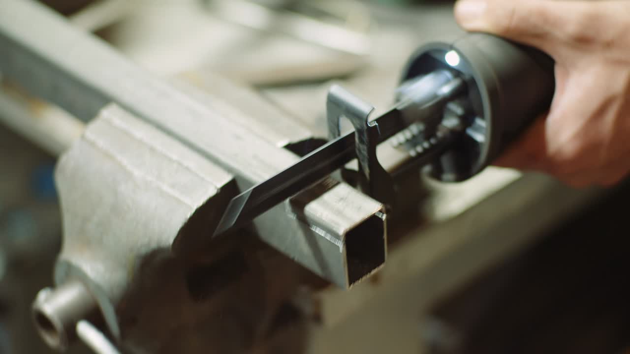 산업 노동자 금속 부품과 전기 자