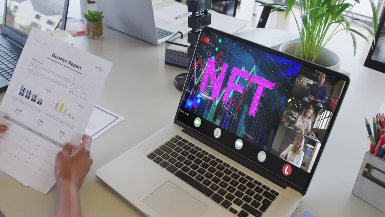 mujer de negocios afroamericana que usa una computadora portátil para videollamadas con diversos colegas de negocios