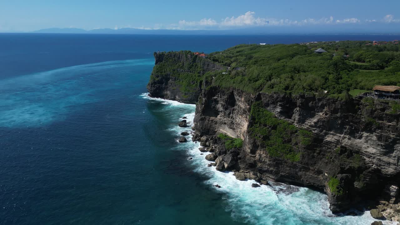 olas del océano moviéndose hacia los acantilados en la costa de uluwatu en bali, indonesia