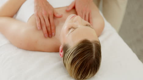 Spa,-Körpermassage-Und-Frau-Mit-Masseurin