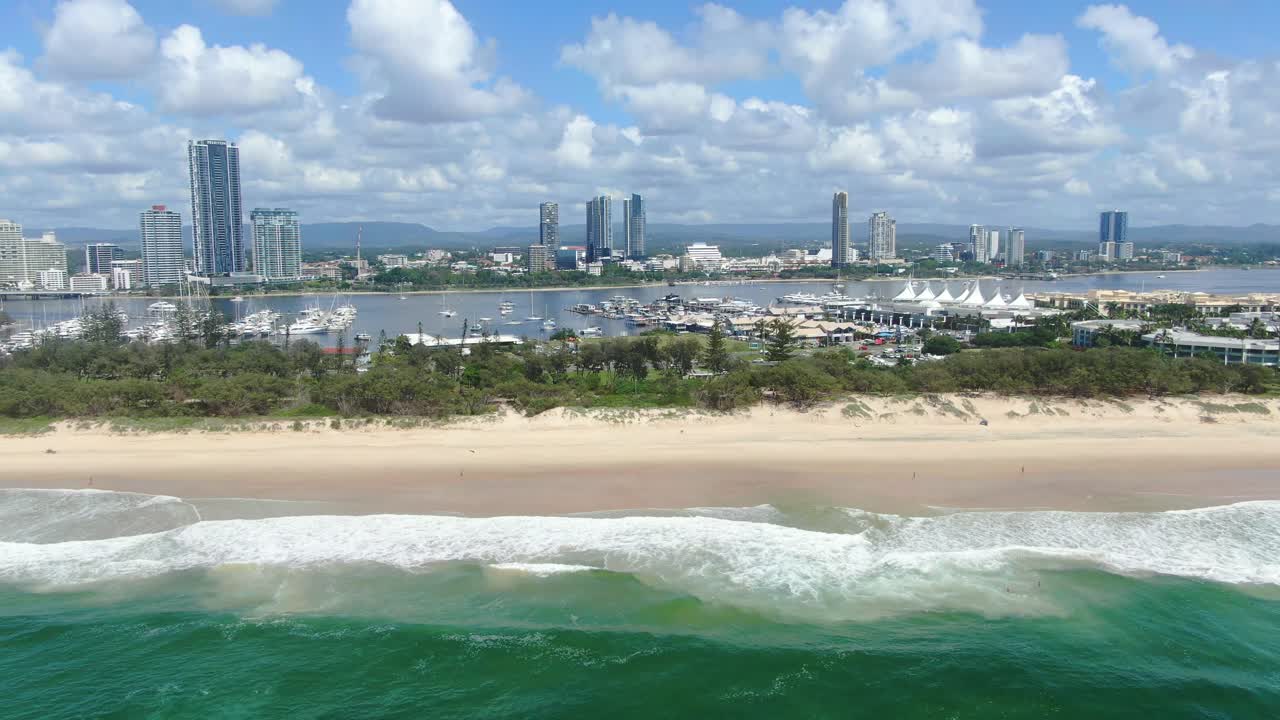 넓은 바다를 바라보고 있는 골드 코스트 침의 해변, 맑은 여름날, 마리나 요트
