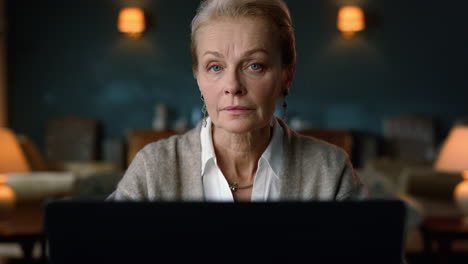 Thoughtful-senior-woman-portrait-in-classic-interior.