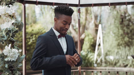 Boda,-Hombre-Negro-Y-Novio-Esperando-Al-Aire-Libre