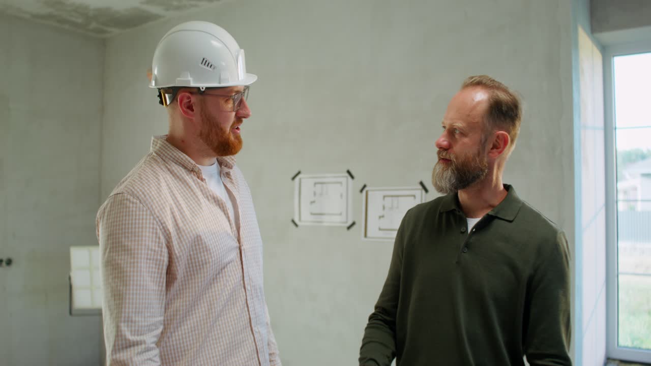 reunión en el sitio de construcción