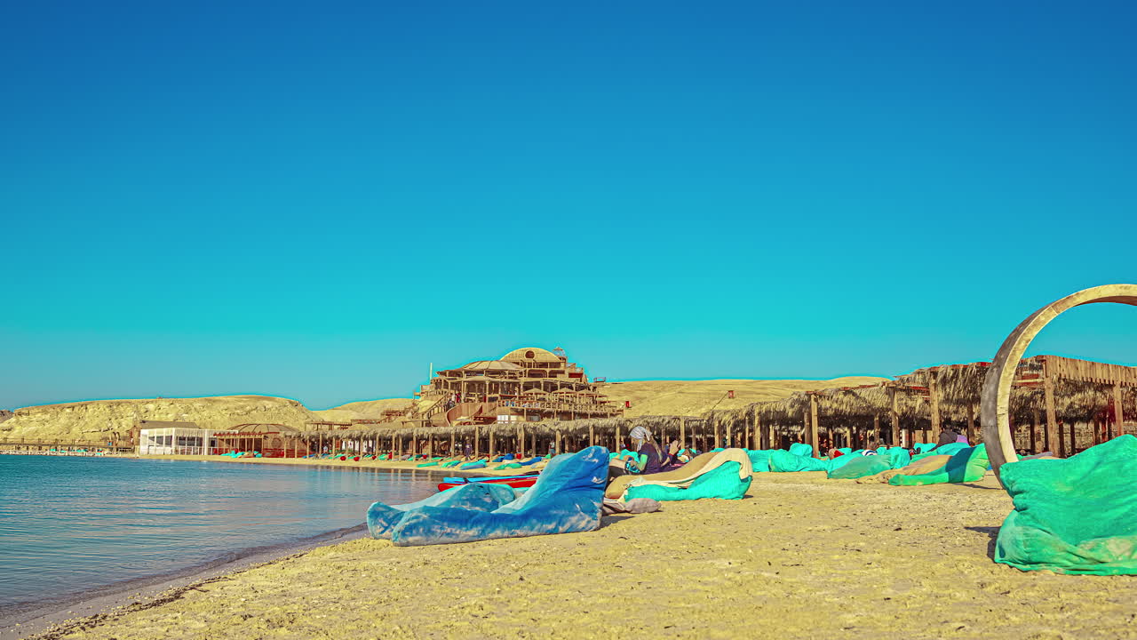 더운 여름날 이국적인 열대 해변의 선베드, 융합 시간 경과