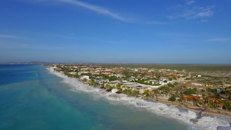 Große-Wellen-Beschädigen-Häuser,-Nachdem-Ein-Hurrikan-An-Der-Küste-Von-Bonaire-Vorbeigezogen-War