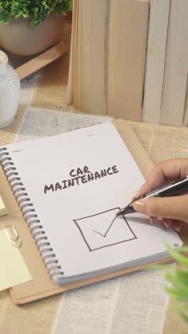 vídeo vertical de marcar el trabajo de mantenimiento de automóviles de la lista de comprobación