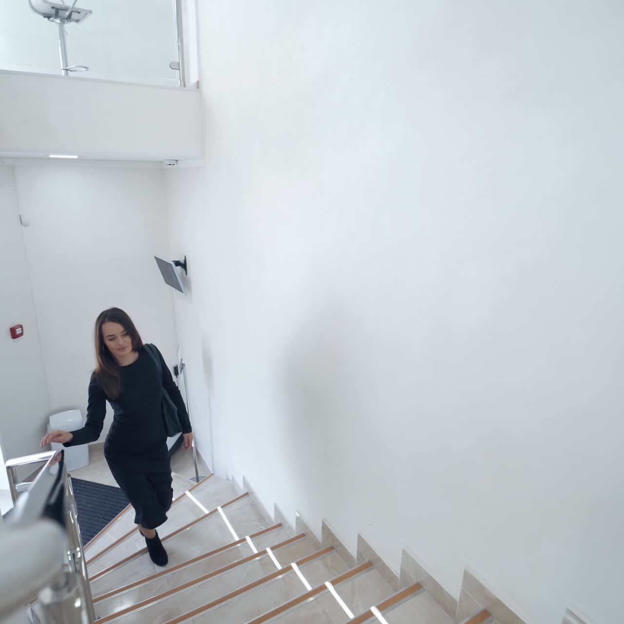 una mujer subiendo las escaleras.