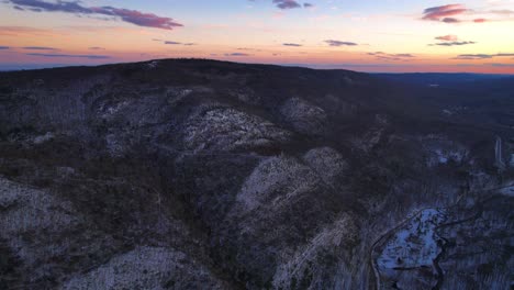 Imágenes-Aéreas-De-Drones-De-Una-Hermosa-Y-Colorida-Puesta-De-Sol-De-Las-Nevadas-Montañas-Apalaches-Durante-El-Invierno